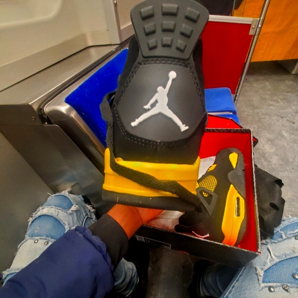 Jordan 4 thunder - Picture 2 of 4